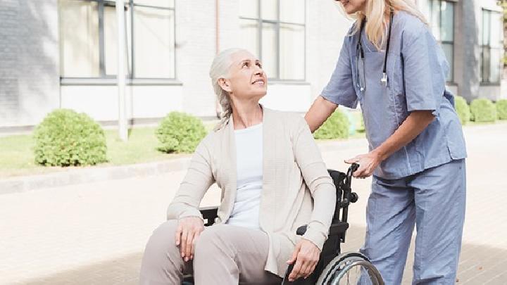 孕妇嘴唇干裂可以用唇膏吗  教你护理孕妇嘴唇