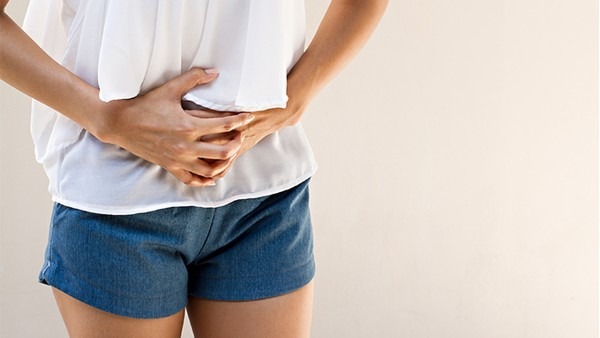 女子腹部痒，医生用镊子夹出18只阴虱！原来阴虱有5个传播途径！